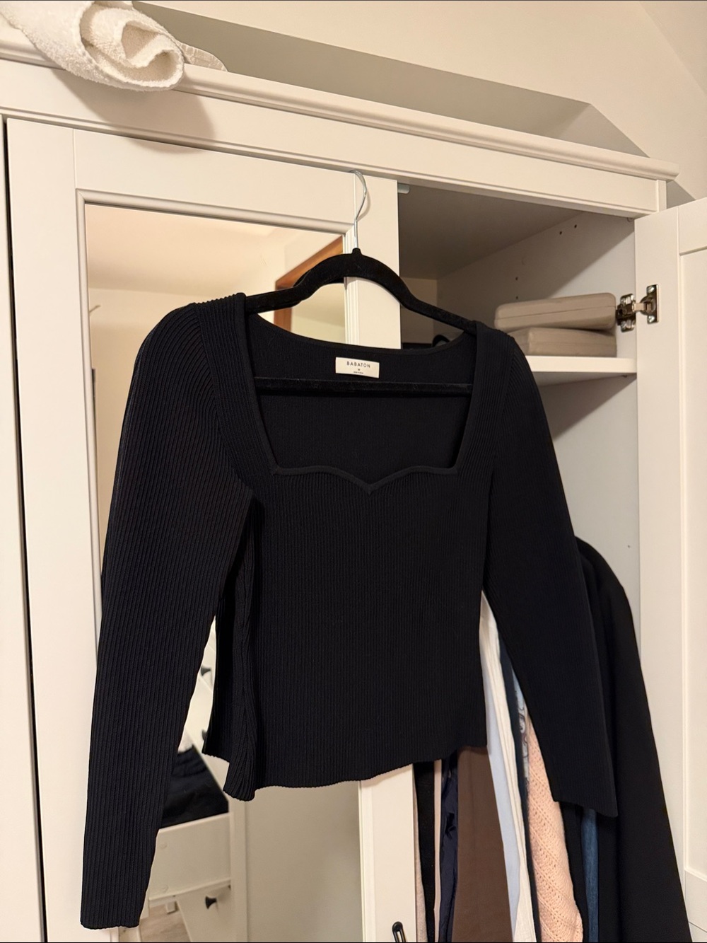 Aritzia Babaton Black sculpt knit Long Sleeve Top — Fitted Knit